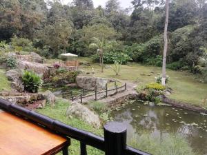 vistas a un jardín con un estanque en Villa tata Granja autosostenible, en Sasaima