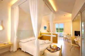 Postel nebo postele na pokoji v ubytování Afandou Bay Resort Suites