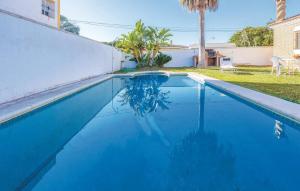 una piscina de agua azul en un patio en la casita de la palmera, en El Puerto de Santa María