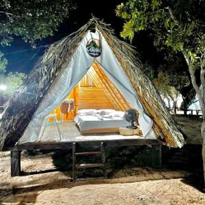 uma tenda com uma cama no meio em Cabana Camping Jalapão em São Félix