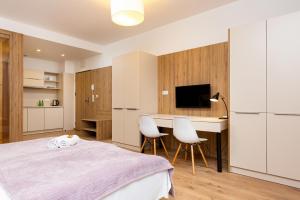 TV a/nebo společenská místnost v ubytování Business Studio Apartments Wolska by Noclegi Renters