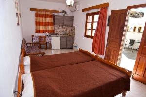 1 dormitorio con 1 cama y cocina en Lindos Panorama, en Lindos