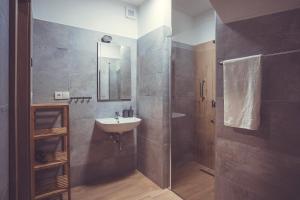 uma casa de banho com um lavatório e um chuveiro em Apartmány pod Suchým vrchem em Stachy