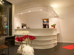 Vstupní hala nebo recepce v ubytování Hôtel le Grillon + 37 fotografií