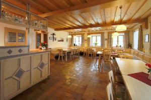 a large room with tables and chairs in a restaurant at Pension Zum Lebzelter in Freyung