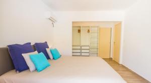 Un pat sau paturi într-o cameră la Villa charmante à Sainte-Anne avec piscine privée +25 fotografii