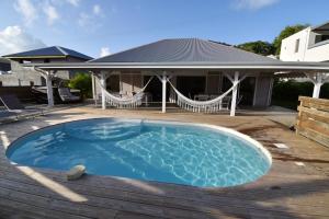 Piscina de la sau aproape de Villa charmante à Sainte-Anne avec piscine privée