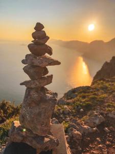 une pile de rochers assis au sommet d'une montagne dans l'établissement Hotel Holiday, à Praiano