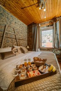 een dienblad met eten bovenop een bed bij Afanos Guesthouse in Arachova