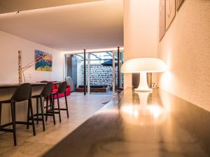 uma sala de jantar e sala de estar com mesa e cadeiras em Sweet Piccolo Loft in centro con incantevole idromassaggio em Merano