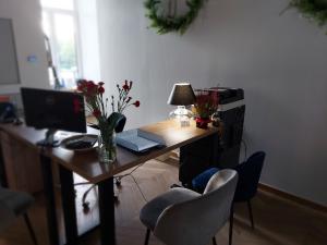 an office with a desk with a computer and chairs at Podhalanin noclegi in Wadowice