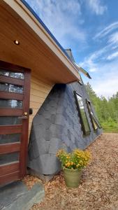 a building with a flower pot next to a door at Trasti & Trine Boutique Hotel in Alta
