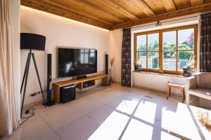 Televízia a/alebo spoločenská miestnosť v ubytovaní Chalet Crown of the Alps by we rent