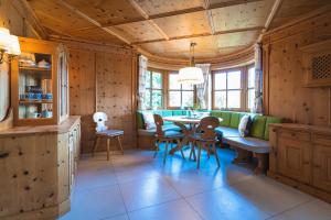- une salle à manger avec une table et des chaises dans l'établissement Chalet Crown of the Alps by we rent, à Zell am See