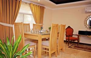 uma sala de jantar com uma mesa de madeira e cadeiras em Luxury 3 Bedrooms Apartment em Lahore