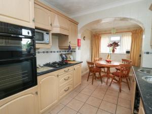 een keuken met een tafel en een eetkamer bij The Corner Bungalow in Great Driffield