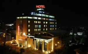 希伯仑Regency Hotel Hebron的一家晚上在上面标有标志的酒店