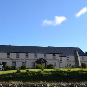 a view of the chesapeake city hotel at Caisleain Oir Hotel in Annagry