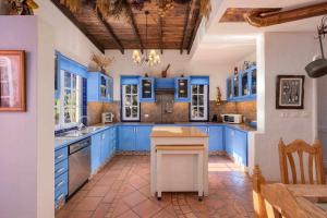 A kitchen or kitchenette at KARAT Hacienda Miranda