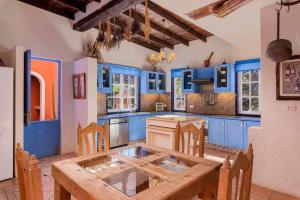 A television and/or entertainment centre at KARAT Hacienda Miranda Még 25 kép