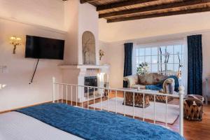 A bed or beds in a room at KARAT Hacienda Miranda