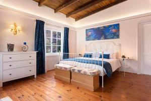A bed or beds in a room at KARAT Hacienda Miranda