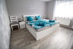Ein Bett oder Betten in einem Zimmer der Unterkunft Ferienwohnung Eifelurlaub