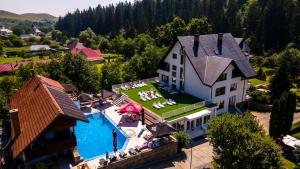an aerial view of a house with a swimming pool at Pensiunea Almas in Piatra Neamţ