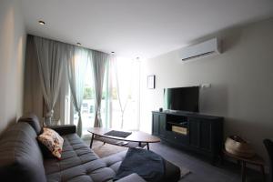 A television and/or entertainment centre at Apartment Azahara Sunrises, Los Cristianos
