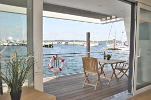 Gallery image of Hausboot Ankerplatz - Floating Home 2 in Laboe