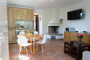 グロッタフェッラータにあるFrascati Country Houseのキッチン(木製テーブル、白い椅子付)