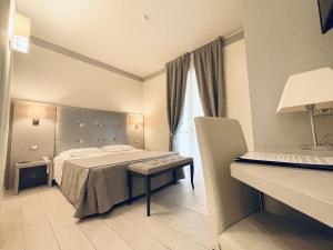 カザレッキオ・ディ・レーノにあるBoutique Hotel Calzavecchioのベッドと窓が備わるホテルルーム