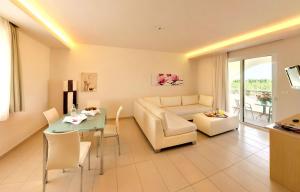 Posezení v ubytování Afandou Bay Resort Suites