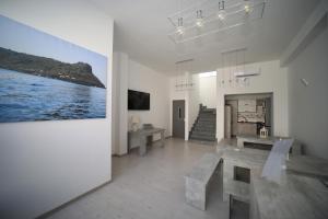 una sala de estar con una mesa y una pintura en la pared en IsolaDino b&b sweet home, en Praia a Mare