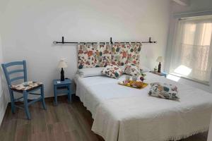 una camera con un letto, un tavolo e una sedia di Antica casa nel borgo a Pietrasanta