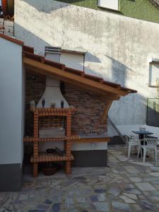 un grill all'aperto con tavolo e tavolo di Casa da Eira a Bordeiro
