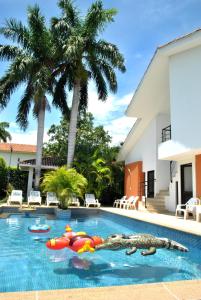 una piscina con cocodrilos de juguete en el agua en Incluye auxiliar doméstica PISCINA PRIVADA, en Girardot