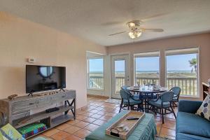 ポート・アランサスにあるPicture Perfect View BH 308のテレビとテーブルと椅子のあるリビングルーム
