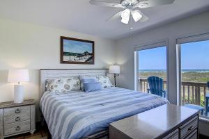 ポート・アランサスにあるPicture Perfect View BH 308のベッドルーム1室(ベッド1台、天井ファン、窓付) +55枚の写真