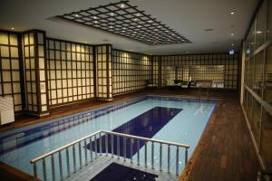 トラブゾンにあるAnemon Kent Trabzon Otelの建物内にある大きな屋内プール