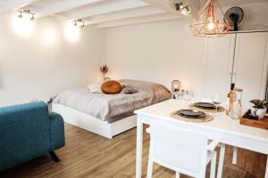 een kleine slaapkamer met een bed en een bureau bij Morning Glory in Wemeldinge