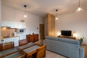 uma sala de estar com um sofá e uma mesa em Apartment PEAK - Apartmany Bernard Stary Smokovec em Nový Smokovec