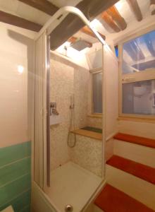 een douche met een glazen deur in de badkamer bij Attico Casa Via Rocca Sole in Poggibonsi