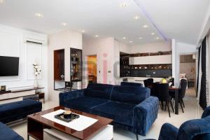 salon z niebieską kanapą i stołem w obiekcie PULA PORTA AUREA & Wellness Oasis w Puli