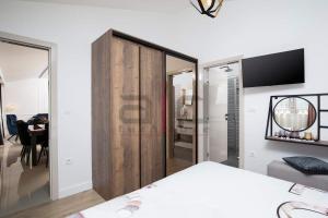 Telewizja i/lub zestaw kina domowego w obiekcie PULA PORTA AUREA & Wellness Oasis