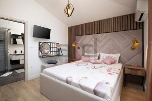 Łóżko lub łóżka w pokoju w obiekcie PULA PORTA AUREA & Wellness Oasis