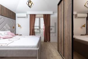 sypialnia z dwoma łóżkami i oknem w obiekcie PULA PORTA AUREA & Wellness Oasis w Puli