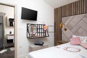 Łóżko lub łóżka w pokoju w obiekcie PULA PORTA AUREA & Wellness Oasis