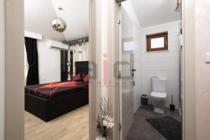 niewielka sypialnia z łóżkiem i toaletą w obiekcie PULA PORTA AUREA & Wellness Oasis w Puli