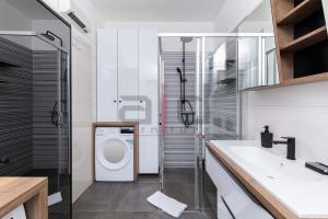 łazienka z toaletą i umywalką w obiekcie PULA PORTA AUREA & Wellness Oasis w Puli